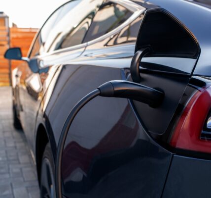 Tuning hybryd i elektryków - nowe wyzwania dla entuzjastów modyfikacji 3 back of black car with plugged charger during fuel 2023 11 27 05 17 50 utc